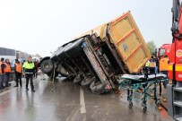 SAKARYA ÜNIVERSITESI - Tırlar Ve Kamyonların Çarpıştığı Zincirleme Trafik Kazasında 4 Kişi Yaralandı