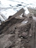 HAKKARİ YÜKSEKOVA - Yoğun Yağışlardan Dolayı Yol Çöktü