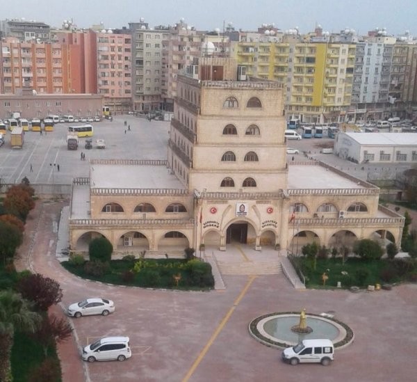 HDP'li başkan Türk bayrağını indirdi