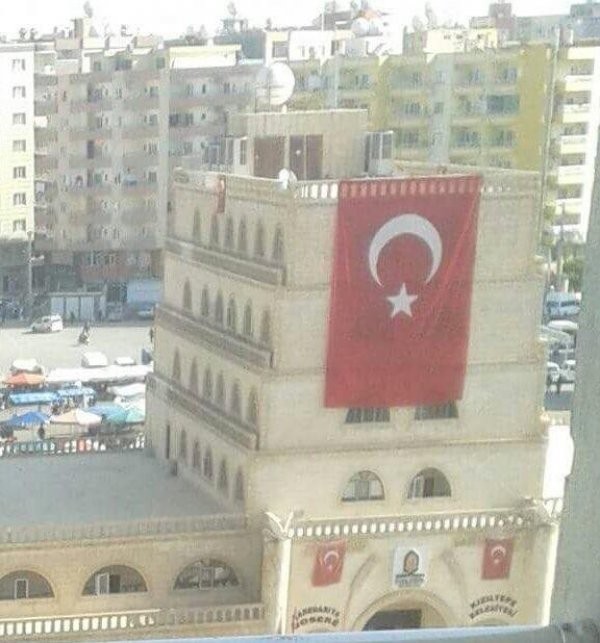 HDP'li başkan Türk bayrağını indirdi