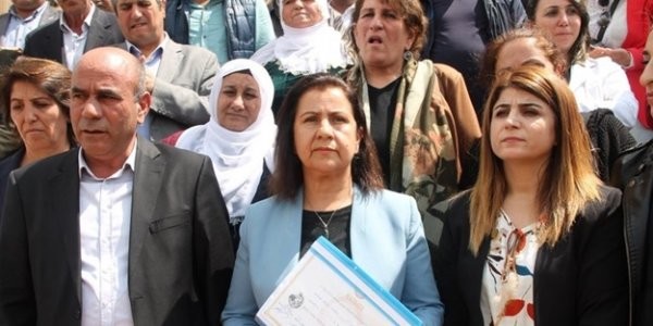 HDP'li başkan Türk bayrağını indirdi