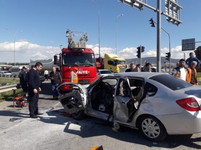 Ambulansla Otomobil Çarpıştı Açıklaması 1'İ Bebek 9 Yaralı