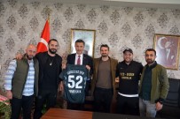 Başkan Kaya'ya Forma Hediyesi