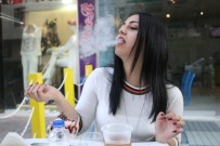 TAYLAND - Bu dondurmayı yiyenin ağzından duman çıkıyor