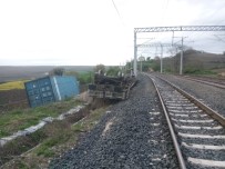 MAKINIST - Çerkezköy-Silivri Arasında Seyreden Yük Treninin Dingili Kırıldı