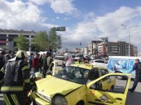 SÜLEYMAN DEMİREL - Denizli'de Trafik Kazası Açıklaması 4 Yaralı