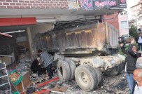 SICAK ASFALT - Freni Boşalan Kamyon Kuaföre Daldı Açıklaması 3 Yaralı