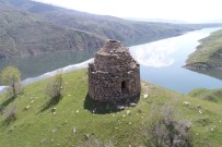 KÜMBET - Manzarası İle Dikkat Çeken Bin Yıllık Kümbet