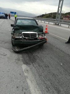 Otomobil İle Kamyonet Çarpıştı Açıklaması 3 Yaralı