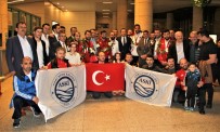 MİLLİ GÜREŞÇİLER - Şampiyon Güreş Takımı Ankara'ya Döndü