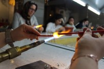 DEVLET MEMURU - Cam Çubukları Bin 200 Derecede Eritip Aksesuar Yapıyorlar