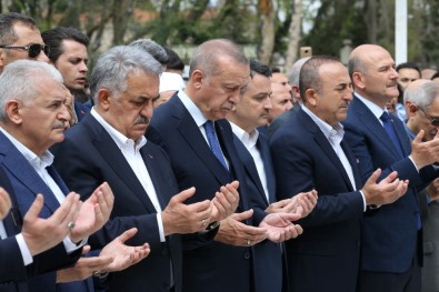 Cumhurbaşkanı Erdoğan, Mustafa Yazıcı'nın tabutuna omuz verdi