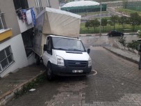 YAĞMURLU - (ÖZEL) Geri Kayan Kamyonet Evin Cam Balkonundan İçeriye Girdi