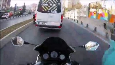 (Özel) Motosiklet Sürücüsünün Servis Aracına Çarpmaktan Son Anda Kurtulduğu Anlar Kamerada