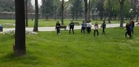 GRUP GENÇ - (Özel) Parkta Sincap Gören Gençlerin Şaşkınlığı Kamerada