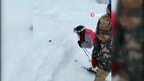 ÇEKIM - Rusya'da Tarla Faresi Kar Üstünde Kayak Yaptı