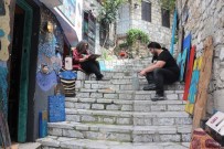 KADIR YıLMAZ - Sanatçı Çift, Harabe Olarak Aldıkları Evi Sanat Galerisine Çevirdi