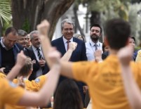 REKTÖR BUDAK - TÜHAD'lı Gençler, Türkiye Kupasını Rektör Budak'a Sundu