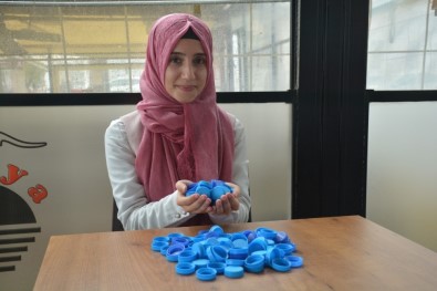 Üniversiteli Berfin, Engelliler İçin Mavi Kapak Topluyor