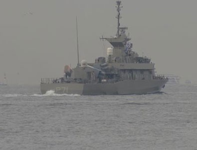 Yunan savaş gemisi Boğaz'dan geçti