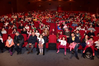 Başkan Şahin Çocuklarla Tiyatro Oyunu İzledi