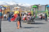 ÇEKIM - Güneşli Havayı Fırsat Bilen Yüksekovalılar Parklara Akın Etti