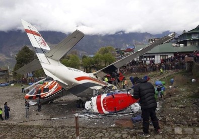 Nepal'de Yolcu Uçağı Pistteki Helikoptere Çarptı Açıklaması 3 Ölü, 4 Yaralı