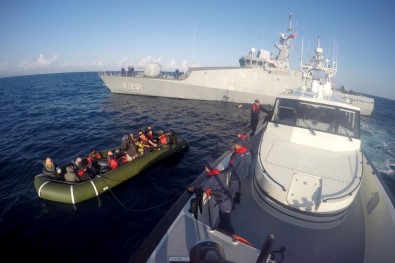 Şişme lastik botta 15'i çocuk 41 mülteci yakalandı