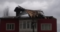 ŞİDDETLİ RÜZGAR - Sivas'ta Şiddetli Rüzgar Çatı Uçurdu