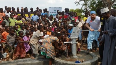 Afrika'da Suyu Gören Çocukların Sevinci Duygulandırdı