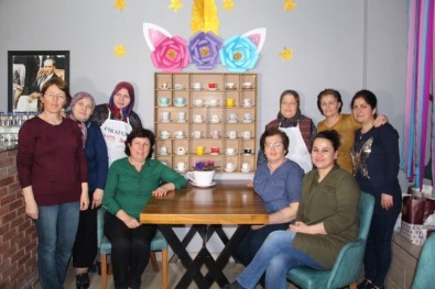 Bu Kafenin Müşterileri Anılı Fincanlardan Kahvesini İçiyor