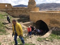 TURİST KAFİLESİ - Çek Cumhuriyetinden Gelen Turistler Bayburt'u Gezdi