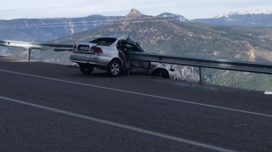 Karaman'da Otomobil Bariyere Saplandı Açıklaması 1 Yaralı