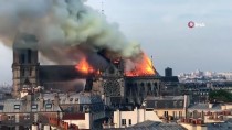 Paris'te Notre Dame Katedrali'nde Yangın Çıktı