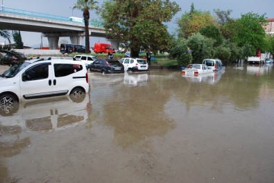 Salihli'de Yarım Saatlik Yağmur Hayatı Felç Etti