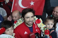 TÜRK BAYRAĞI - Şampiyonlara Coşkulu Karşılama