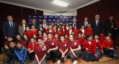Bakan Kasapoğlu, 35 Bin Öğrenciye Spor Malzemesi Desteğini Gaziantep'ten Başlattı