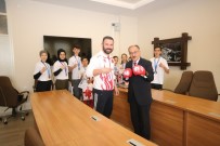 BOKS ELDİVENİ - Başkan Bayındır Şampiyon Sporcuları Ödüllendirdi