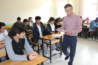 TÜRK DİLİ VE EDEBİYATI - Direkte Mahsur Kalan Kedi Sınavı Erteletti