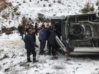 ERCIYES DAĞı - Erciyes'te Yolcu Minibüsü Şarampole Devrildi Açıklaması 3 Yaralı
