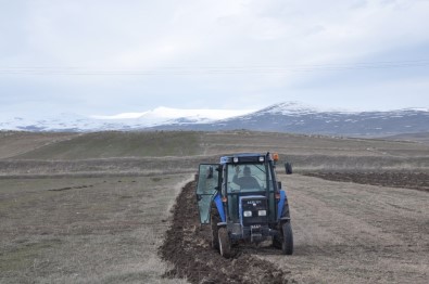 Kars'ta Çiftçilerin Tarla Sürümü Başladı