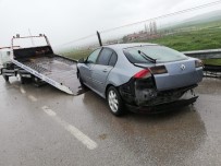 Otomobil Bariyerlere Çarptı  Açıklaması 3 Yaralı