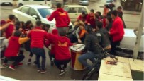 BUCAK OĞUZHAN  - Otomobil, Kutlama Yapan Taraftarların Arasına Daldı