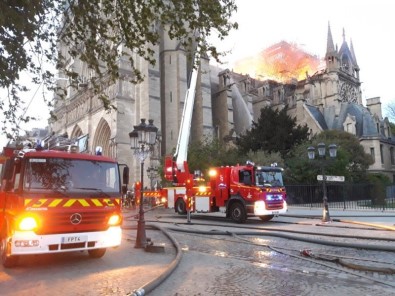 Paris İtfaiyesi Notre Dame Katedrali'ndeki Yangına Müdahale Anlarını Paylaştı