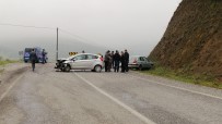 YAYLABAYıR - Sındırgı'da Yağmurla Gelen Kaza Açıklaması 5 Yaralı