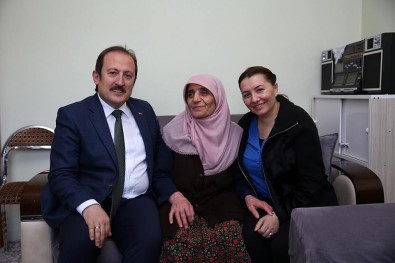 Vali Ali Hamza Pehlivan Ve Eşi Yıldız Pehlivan, Eryılmaz Çiftini Ziyaret Etti