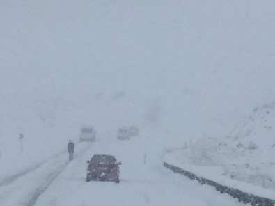 Ardahan'da Yoğun Kar Yağışı Ve Tipi Açıklaması Araçlar Yolda Mahsur Kaldı