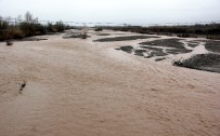 YAĞMURLU - Erzincan'da Yağmur Nehir Debilerini Artırdı
