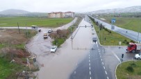 YAĞMURLU - Kuvvetli Yağışla, Karayolu Ve Tarla Su Altında Kaldı
