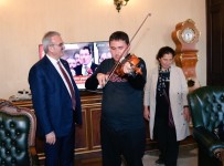 PIYANIST - Müzik Dehası Otizmli Taylan, Vali Karaloğlu'yla Buluştu